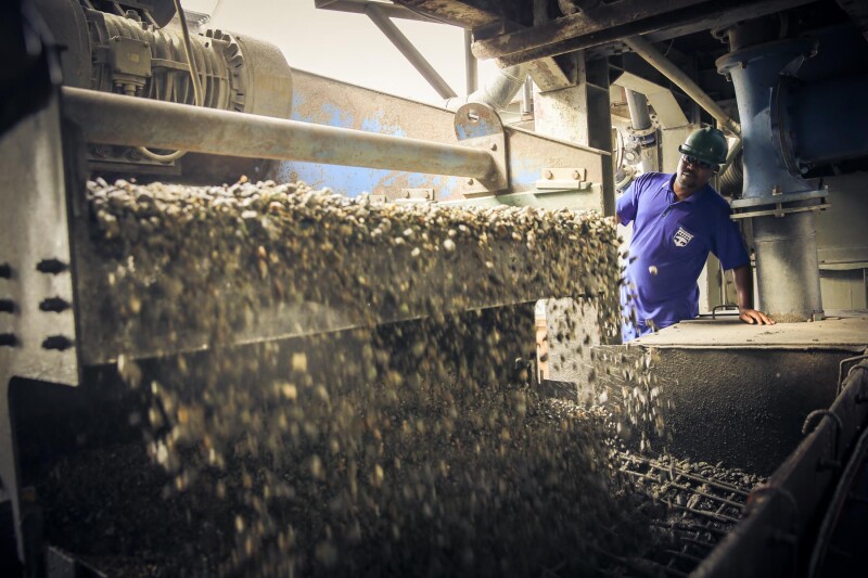 Dense Media Separation washing screen at the Williamson plant 1 v2